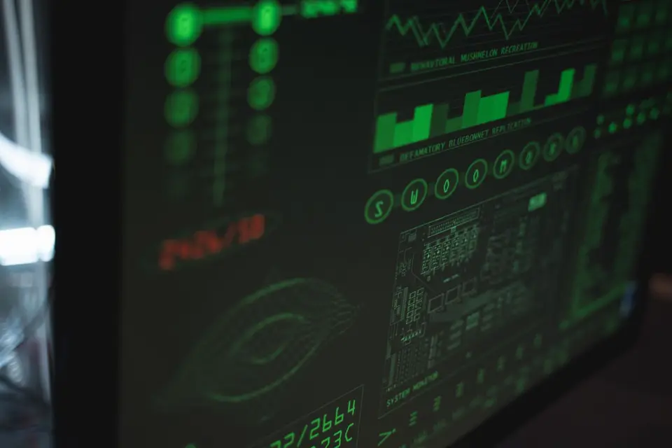 電腦螢幕顯示醫療數據分析與 AI 輔助判讀畫面
