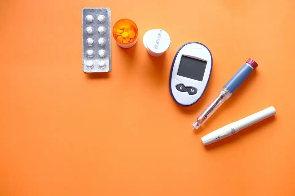 書包旁放著一小包糖果與血糖機，象徵兒童糖尿病的隨身急救準備
