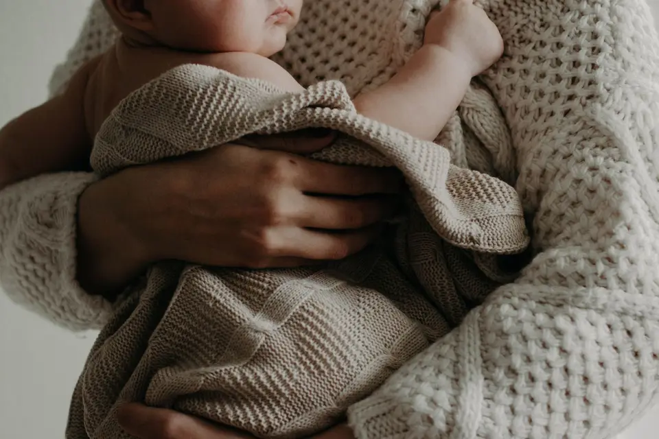 母親抱著嬰兒