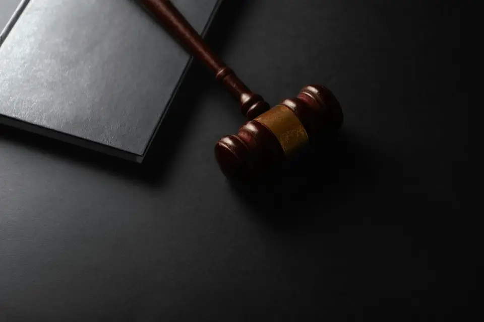 法院法槌與法律文件