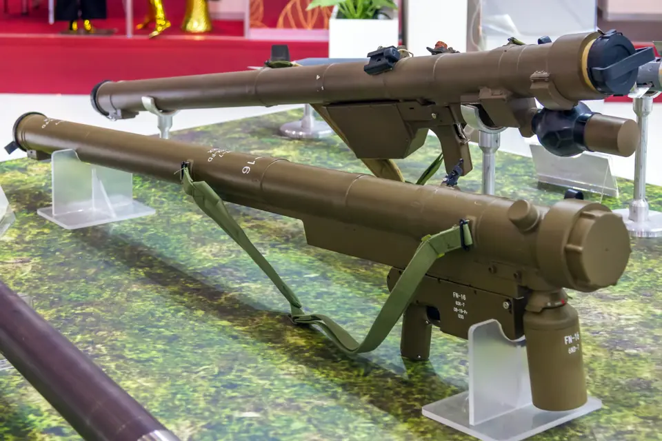 軍事展覽會場展示的中國製FN-16肩射式防空飛彈發射器