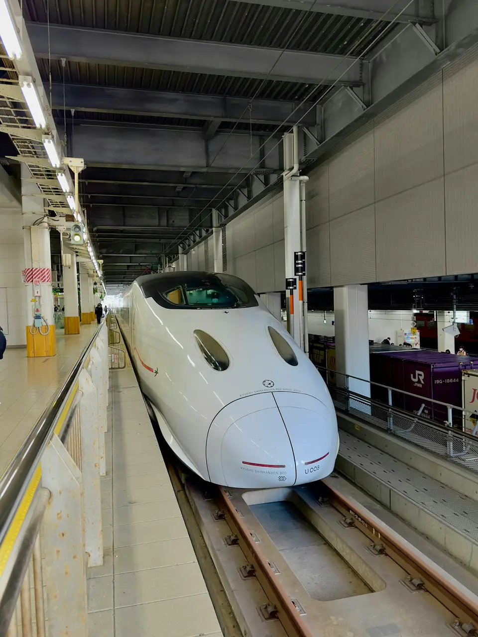 九州新幹線列車停靠月台