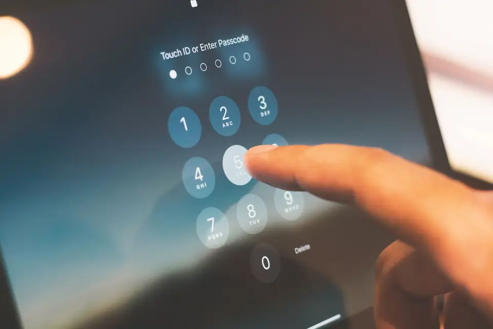 手機上的兩步驟驗證畫面，象徵使用者可立即採取的防護行動