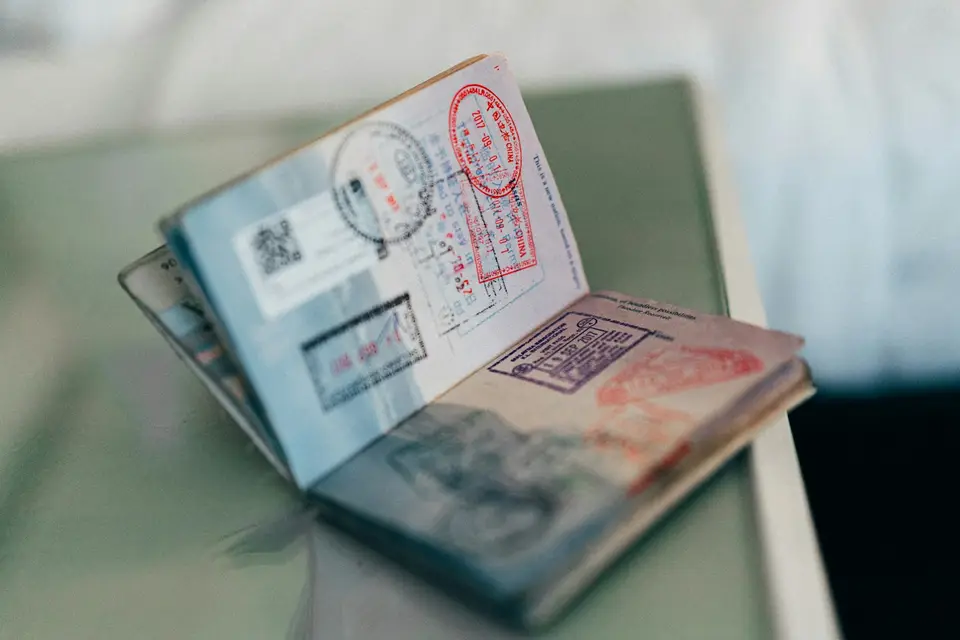 旅客在渡輪報到時準備護照與旅行文件