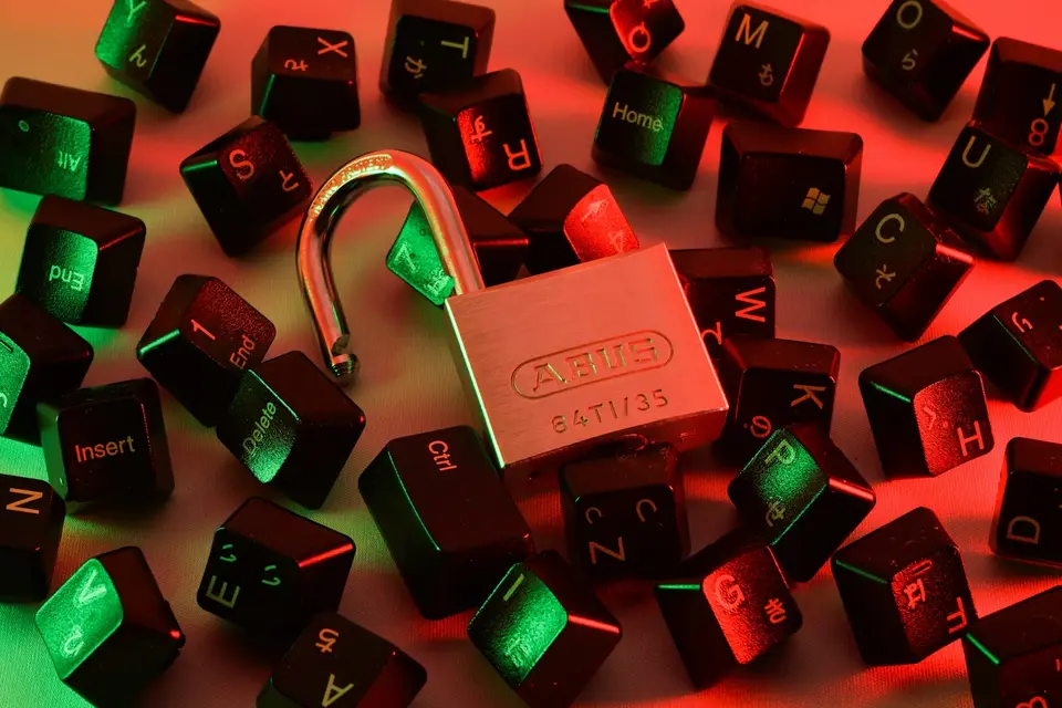 示意圖：象徵 OAuth 授權權杖的數位金鑰，一把鑰匙連向多個系統