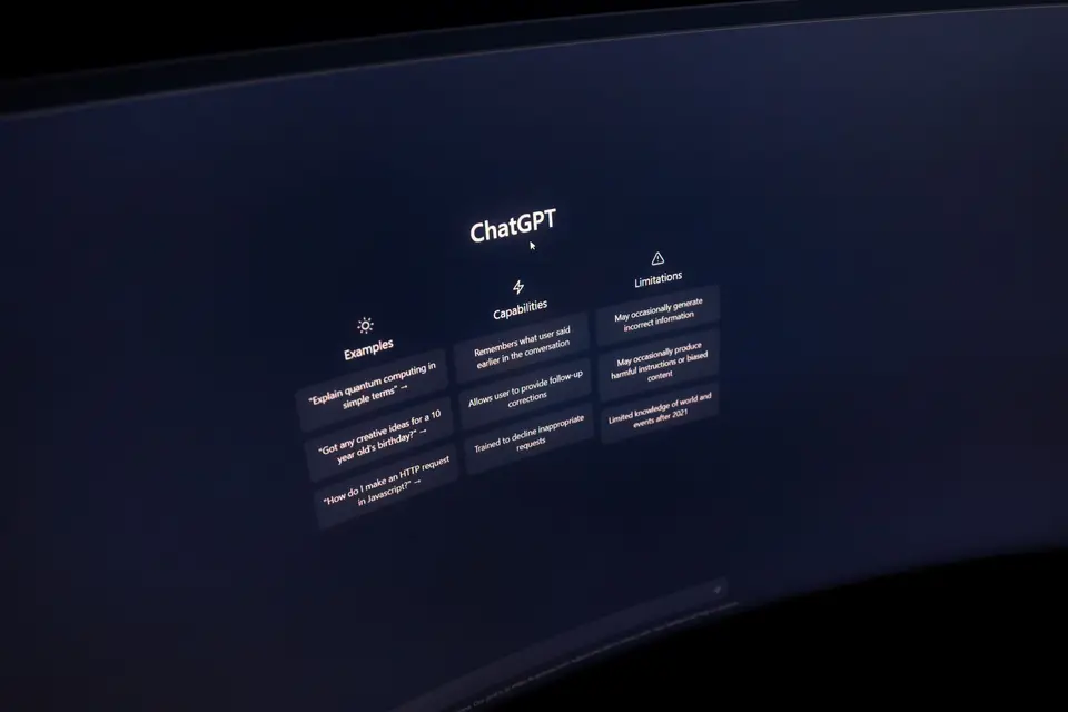 AI 語言模型介面在螢幕上運作，象徵長脈絡旗艦模型逼近正式發布