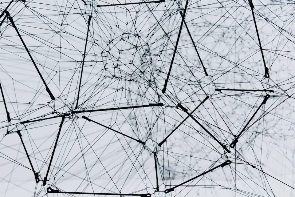 盤根錯節的相依網路，AI 開發把舊的套件與權限風險放大成新的供應鏈破口