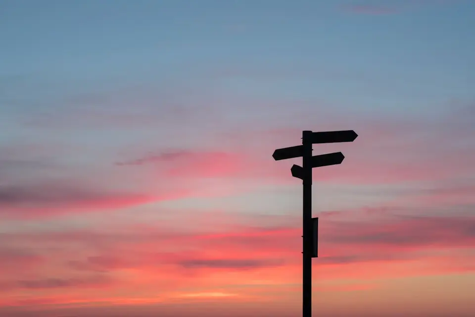 路口的方向指標，象徵先定義情境再選工具的選型順序