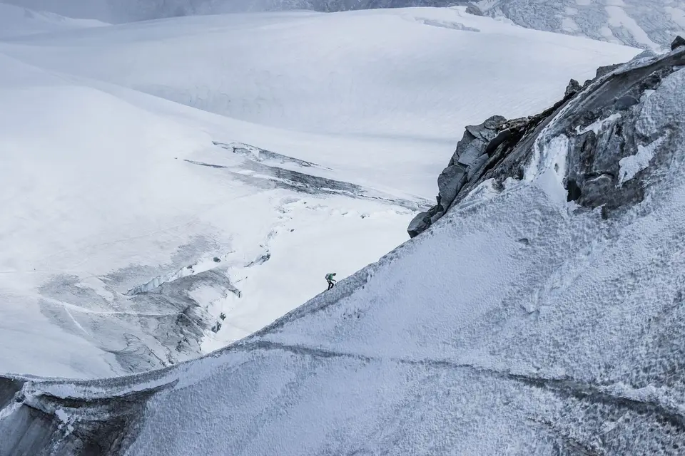 高海拔雪地登山隊伍在山坡上行進（示意圖）