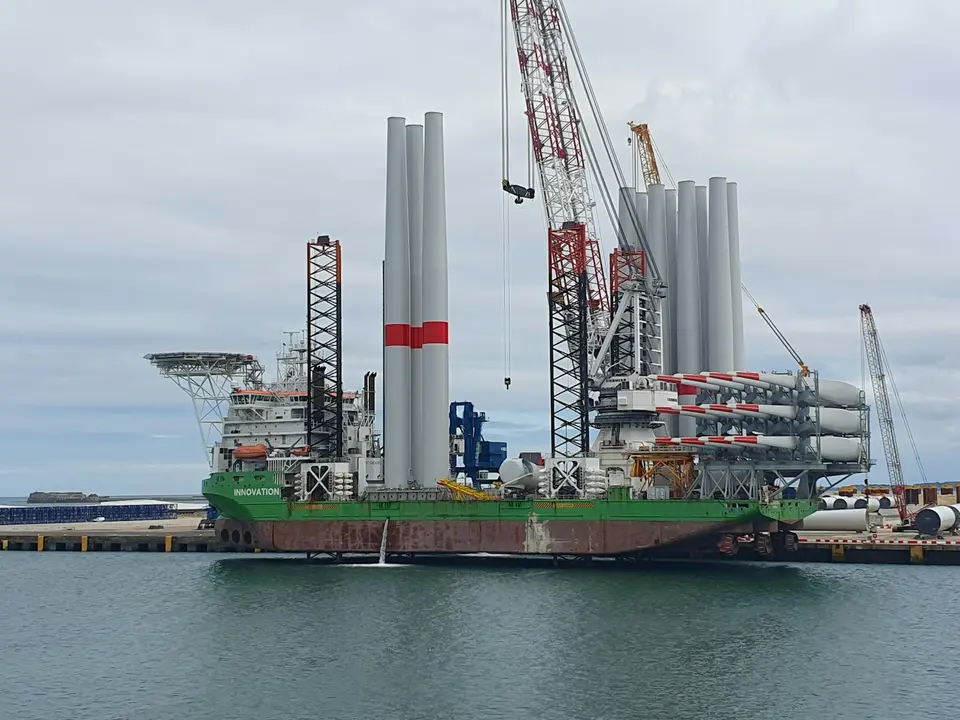離岸風力發電機組海上施工作業，象徵風場建置與供應鏈參與（示意圖）