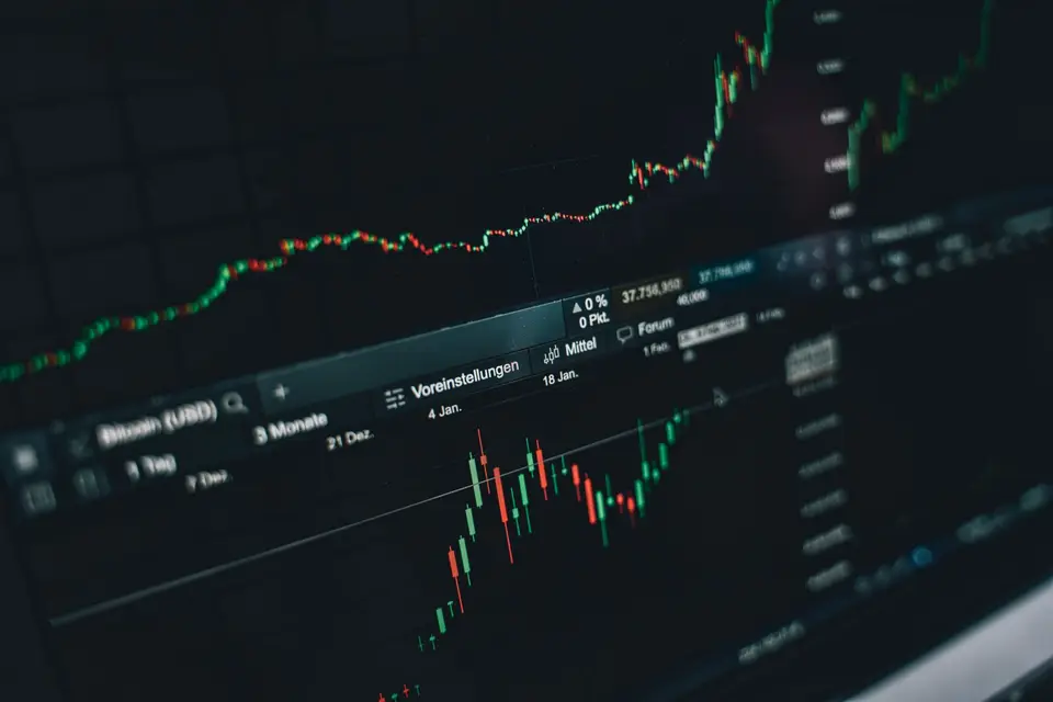 科學數據圖表與分析畫面，象徵 AI 讀真實研究資料時分數崩跌