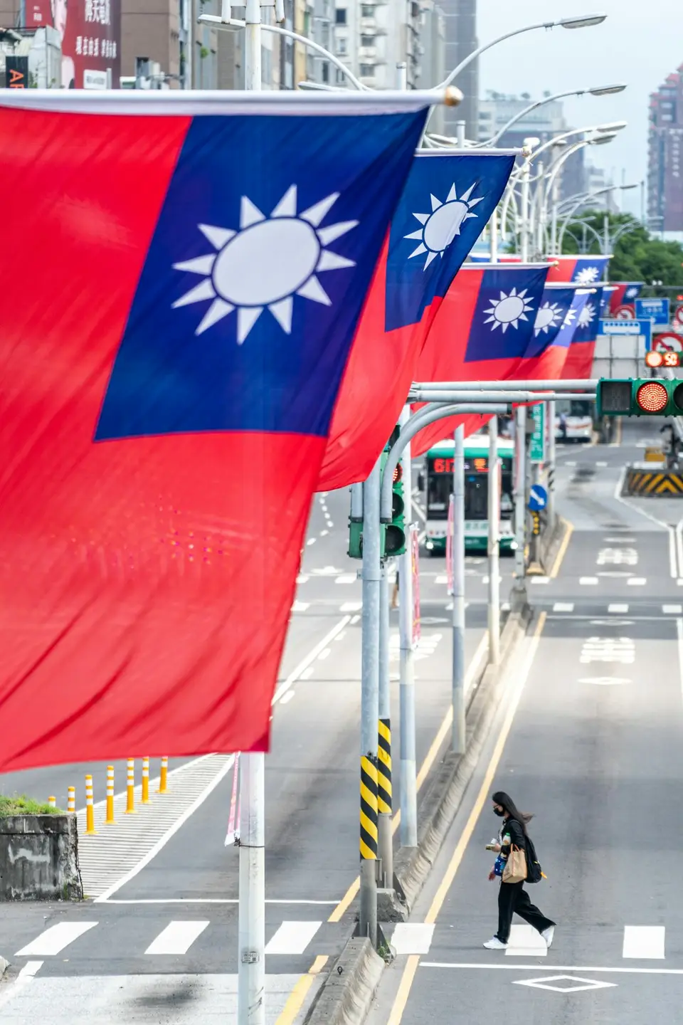 台灣街景與行動裝置，象徵政府與民間數位身分服務