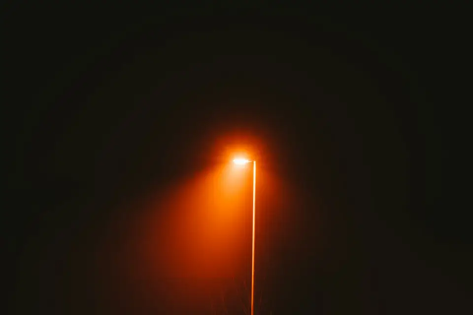 夜間街燈在強逆光下產生明顯光暈與眩光（示意圖）
