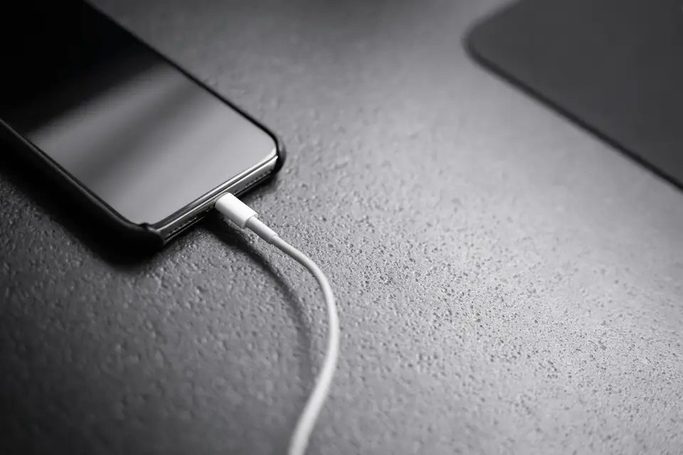 手機用傳輸線連接筆記型電腦