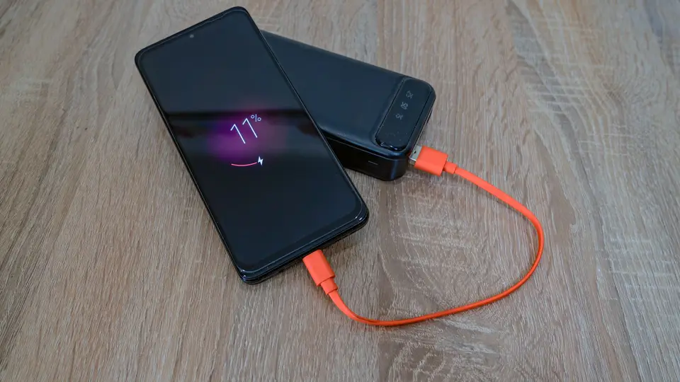 行動電源正在為手機充電