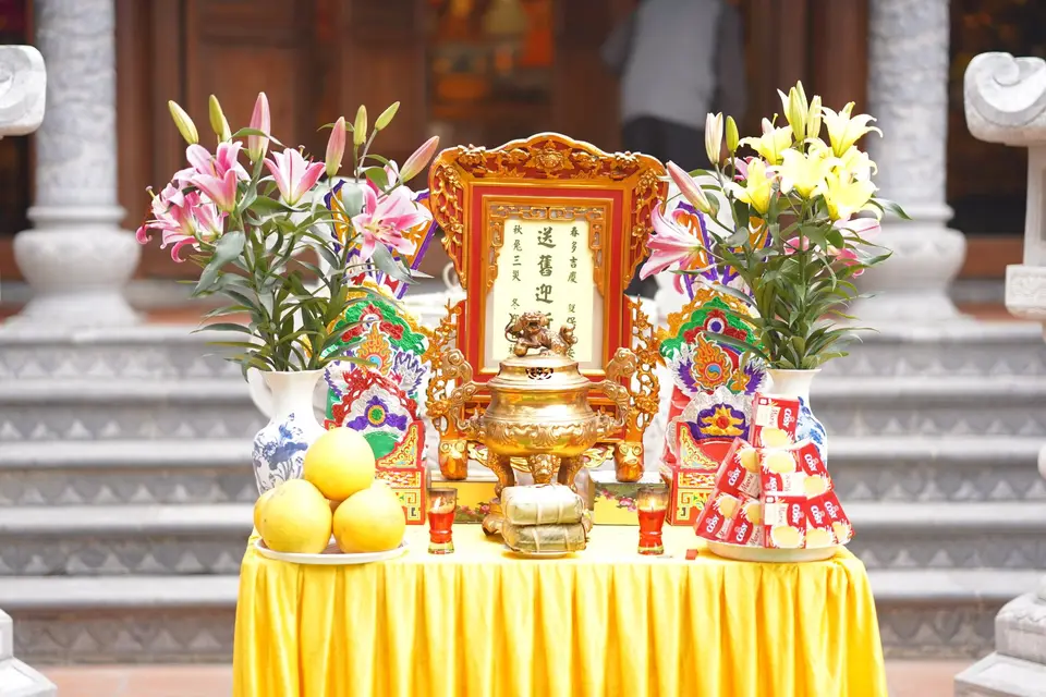 廟宇供桌擺放水果與鮮花供品（示意圖）