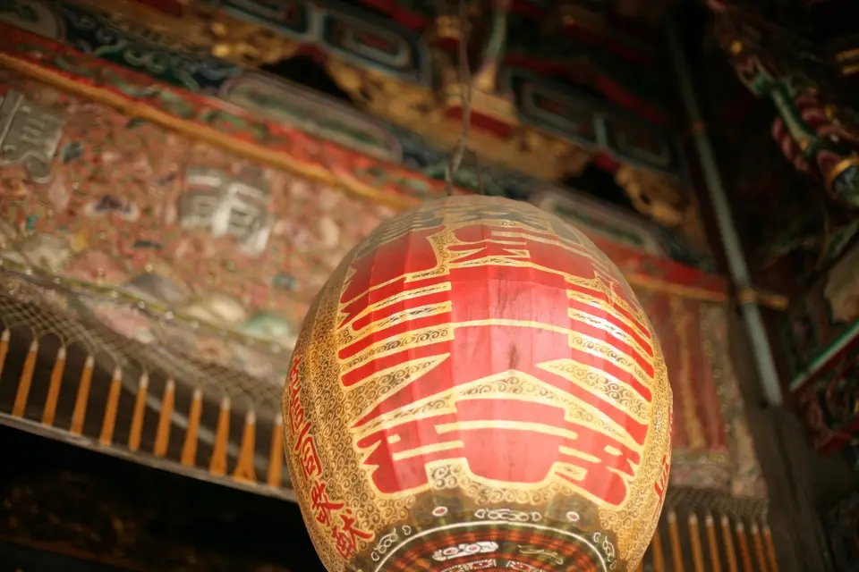 廟宇懸掛的紅色燈籠（示意圖）