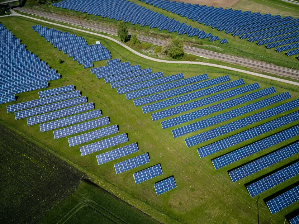 太陽光電場空拍，象徵再生能源裝置容量持續擴張（示意圖）
