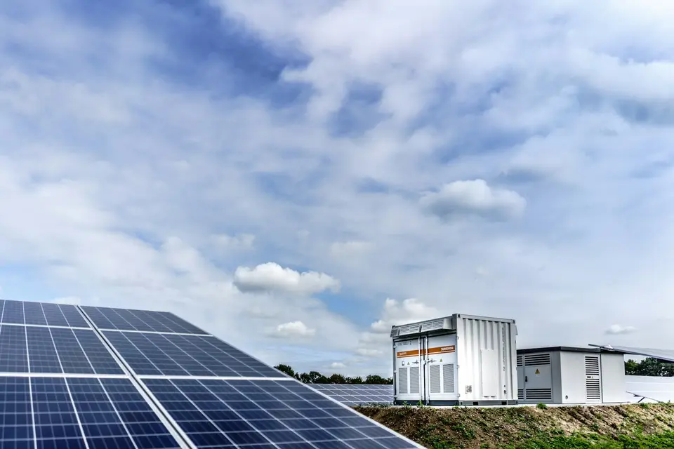 工業用電池儲能系統設備，象徵電網彈性與儲能角色提升（示意圖）