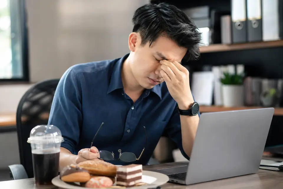 疲憊的人與血糖代謝受影響的健康示意
