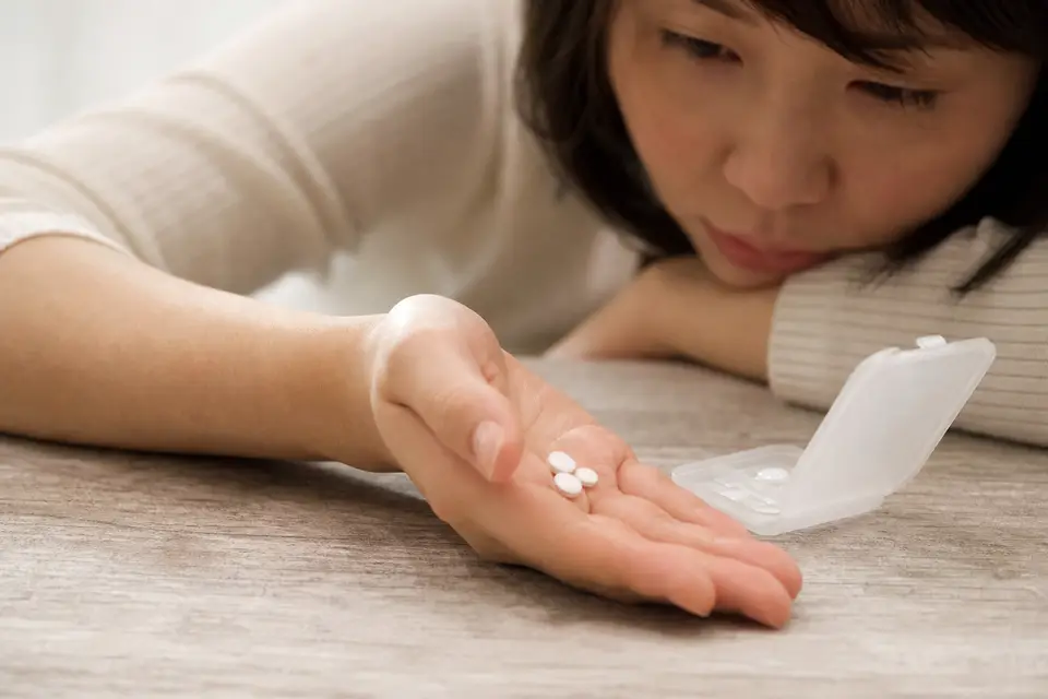 手掌上的安眠藥錠與藥盒示意