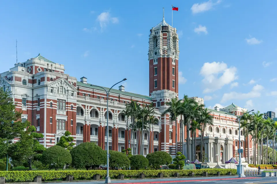 台灣政府機關建築外觀，象徵住宅政策與公共服務