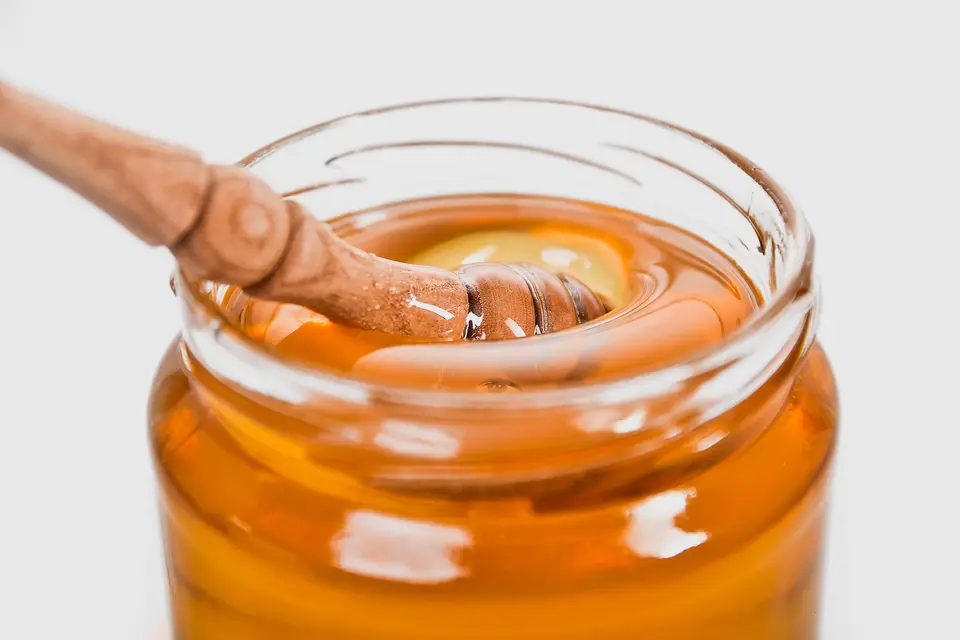 蜂蜜罐與湯匙示意