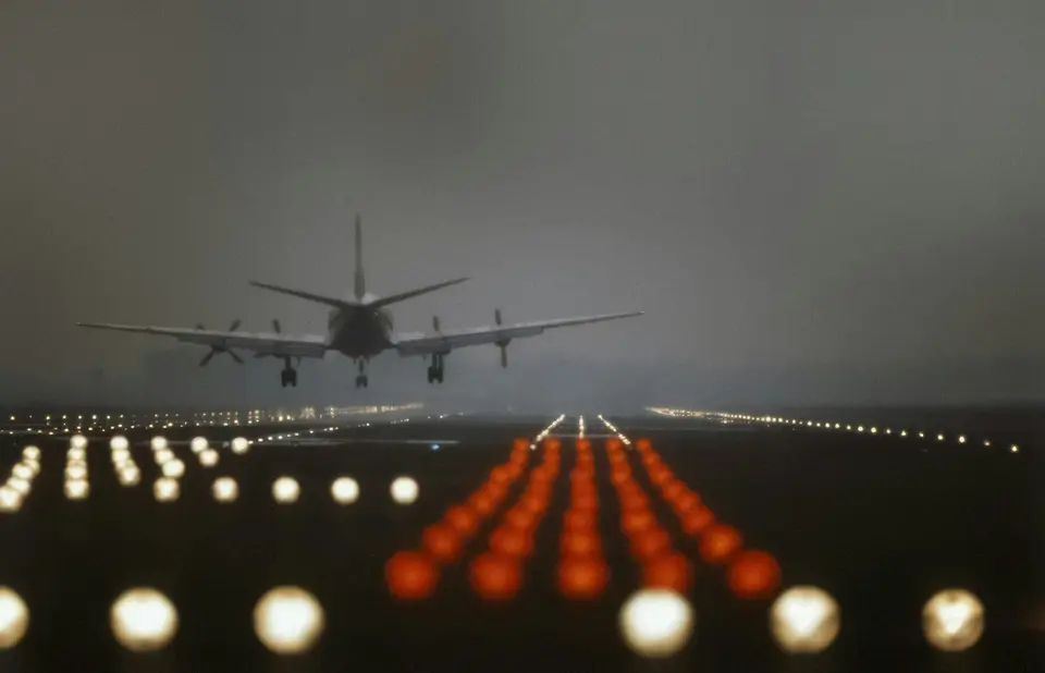 客機在跑道上準備起飛