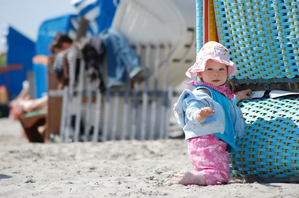 家長為嬰幼兒遮陽防曬示意