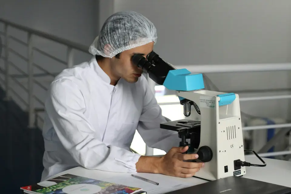 實驗室人員操作儀器分析檢體，示意健康食品保健功效需經科學驗證