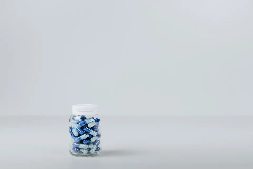 保健食品膠囊與瓶罐，示意 SNQ 把關的是品質與安全而非功效