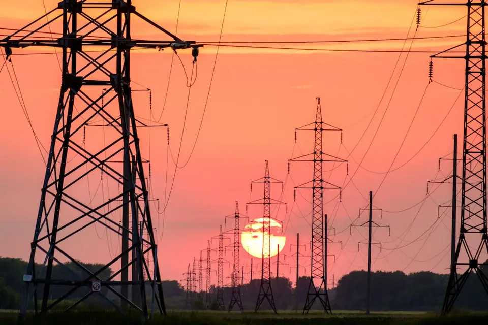 夜空下的高壓輸電鐵塔與電力線路，象徵全台電網骨幹