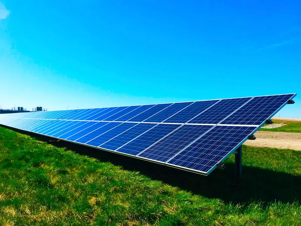 太陽能光電板與儲能設施，象徵在地發電、就近使用