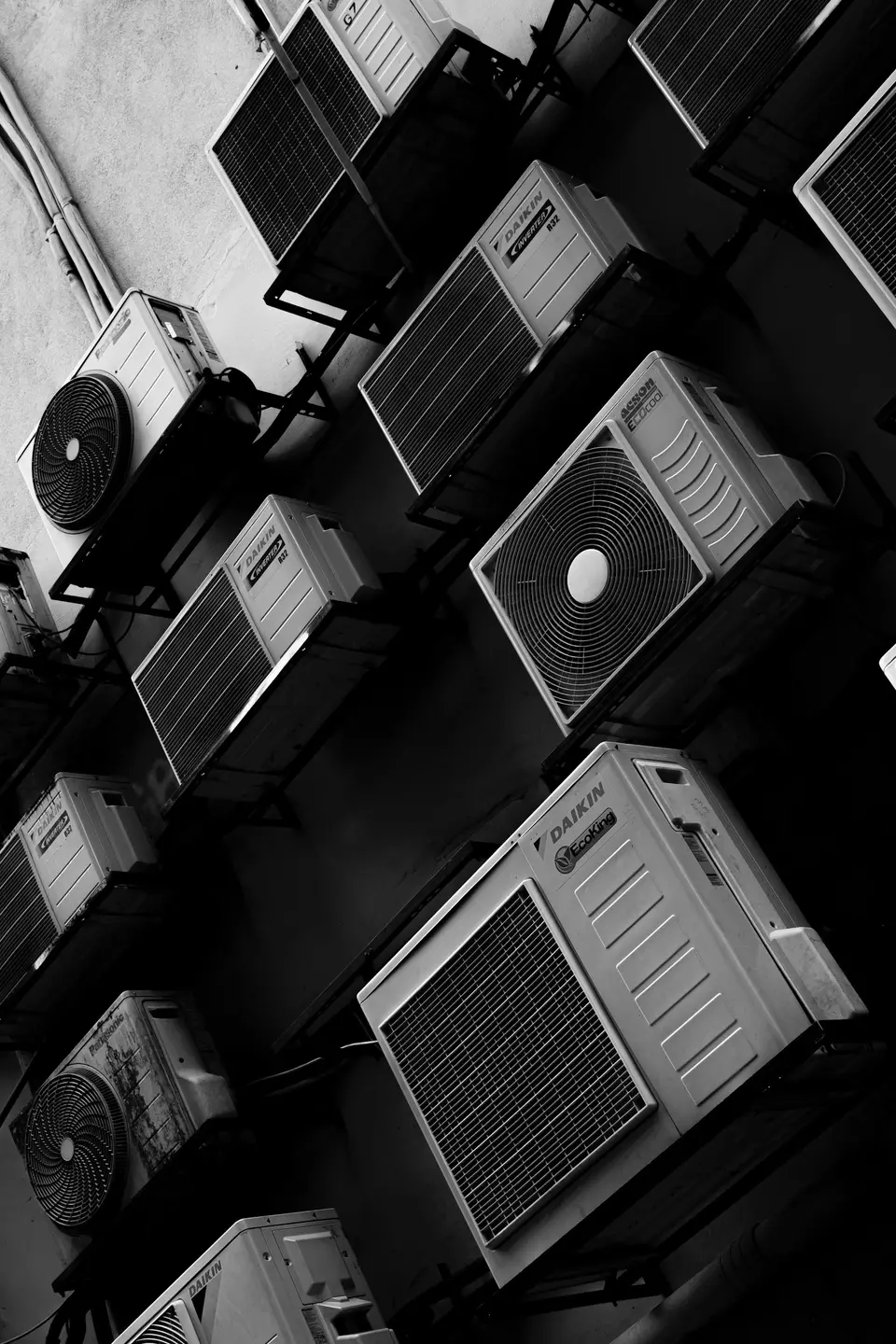 住宅外牆排列多台冷氣室外機，象徵冷氣耗電與能源效率比較