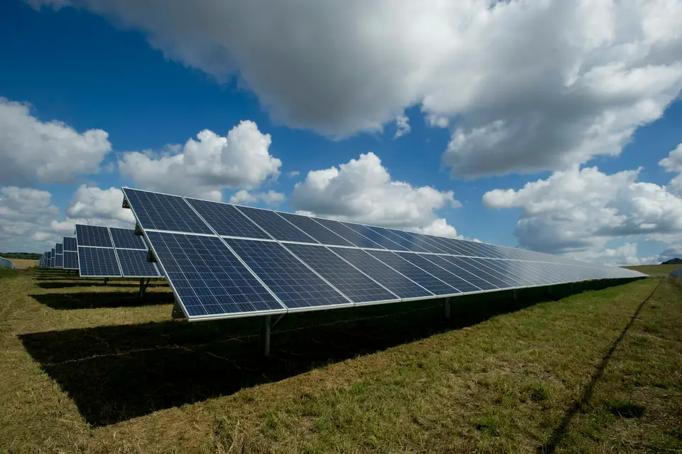 電力設施與供電系統，象徵夏季用電高峰的供電成本