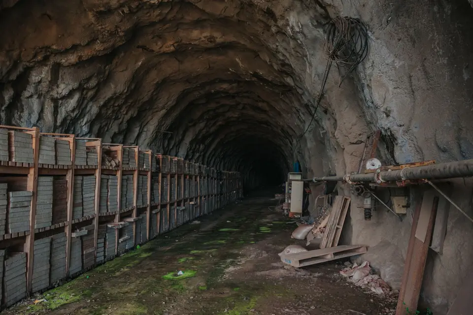 地下封存場址的監測井與地質監測設備，示意環境監測要求