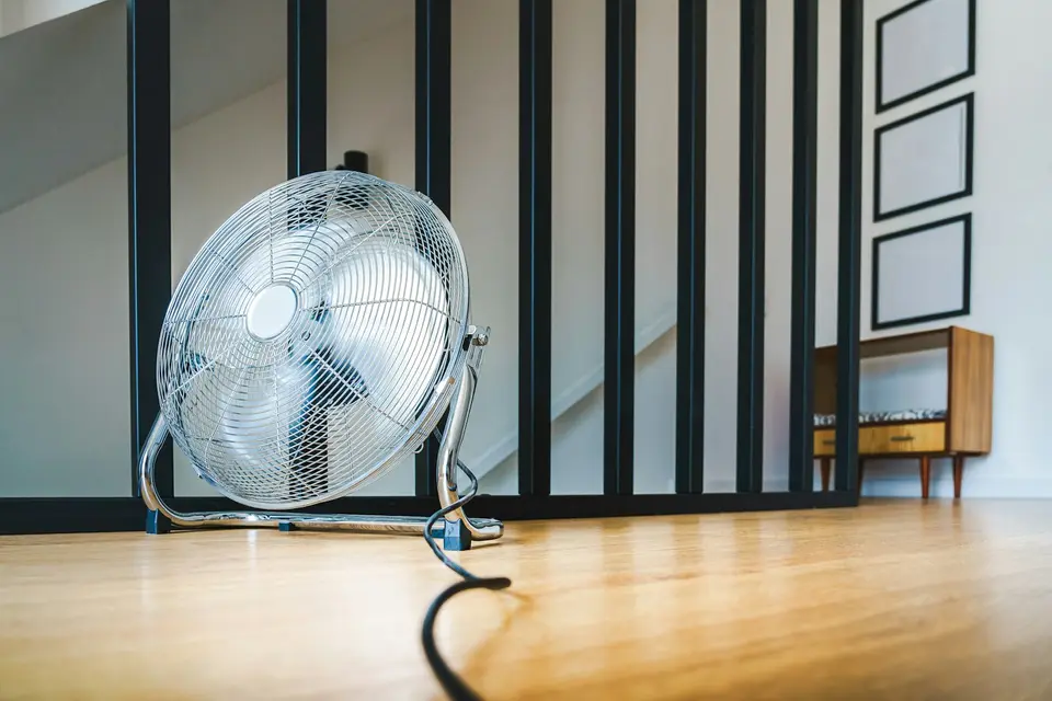 居家電風扇特寫，象徵獨居長者不開冷氣、住家變成隱形烤箱的高溫風險