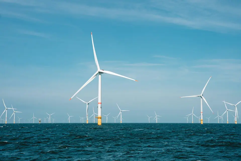 離岸風力發電機組群，象徵台灣累計裝置容量持續攀升（示意圖）