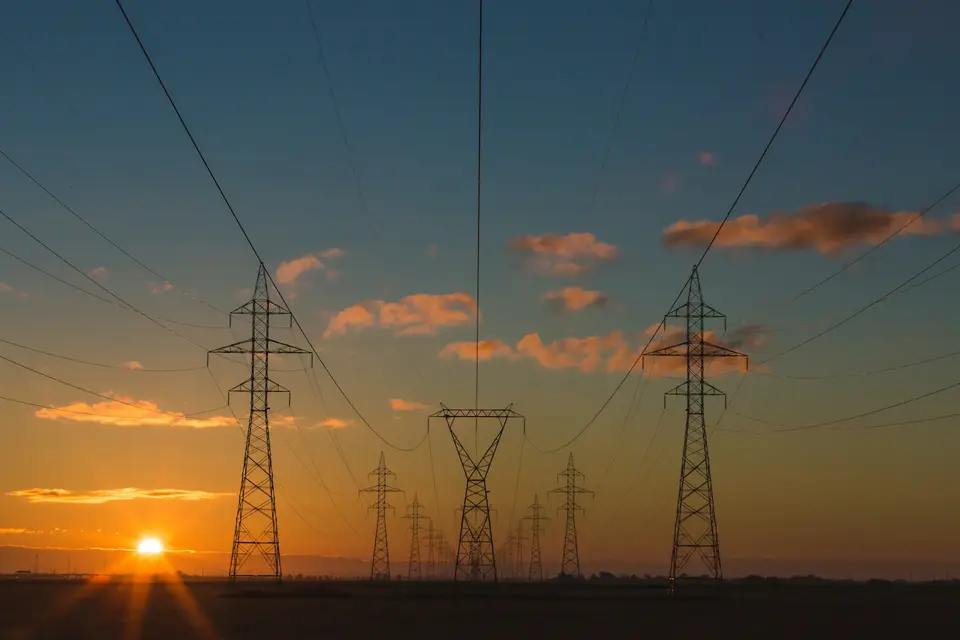 電力輸電塔與電網線路，象徵離岸風電併網與電網韌性