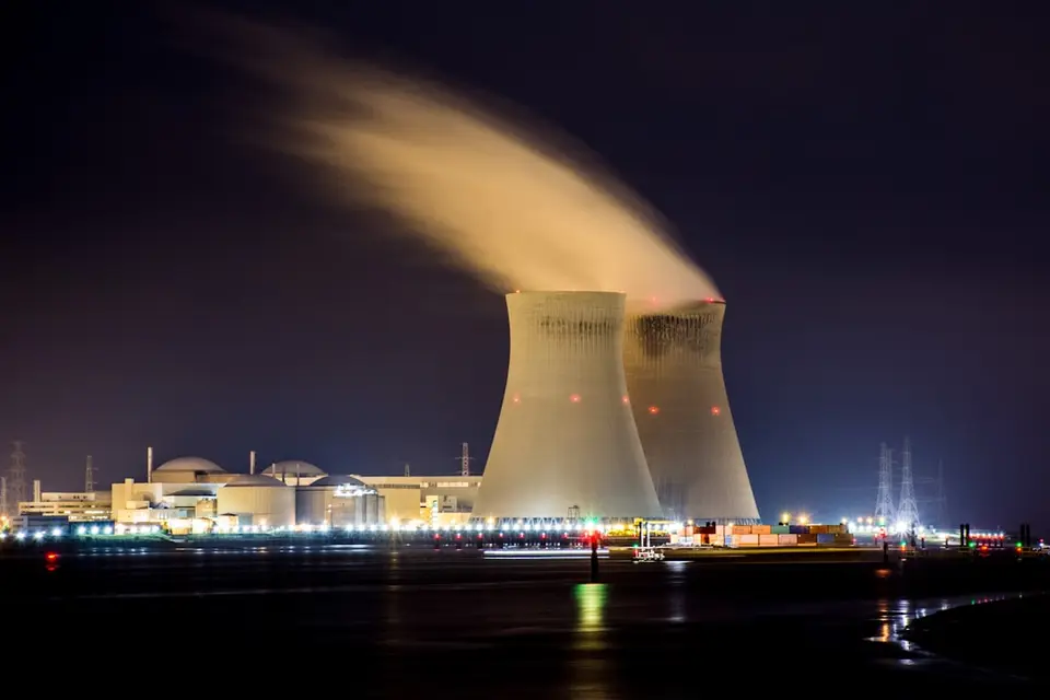 夜間發電設施與冷卻塔，象徵台灣資料中心擴建需要同步規畫電源與電網