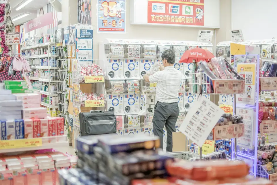 便利商店貨架上陳列著多種即食食品