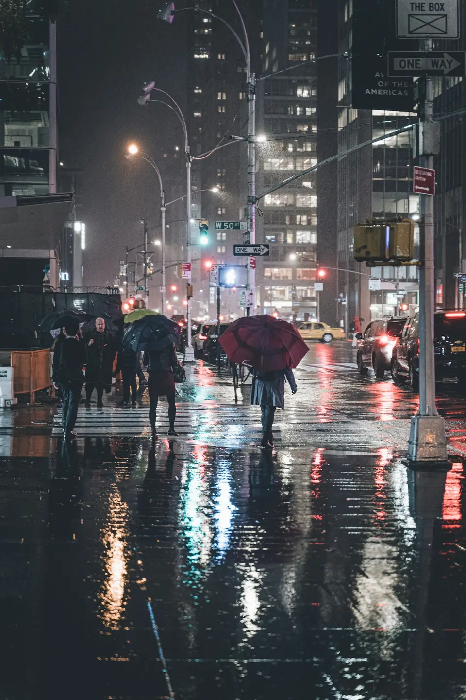 雨水打在手機螢幕上，畫面被水滴模糊