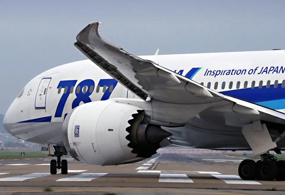 波音787夢想客機在機場跑道上滑行