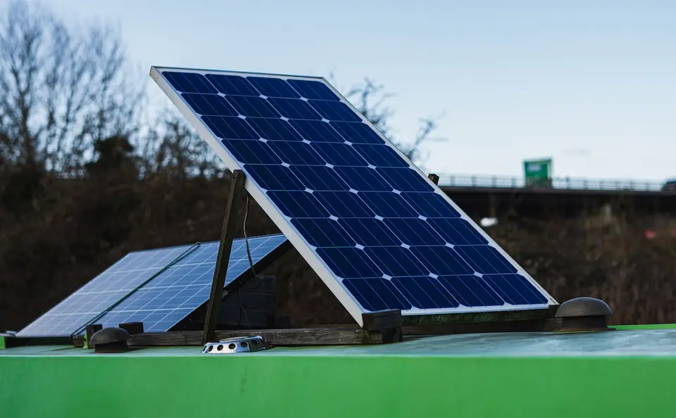 太陽能光電板堆疊，象徵再生能源設備廢棄物納入回收管理